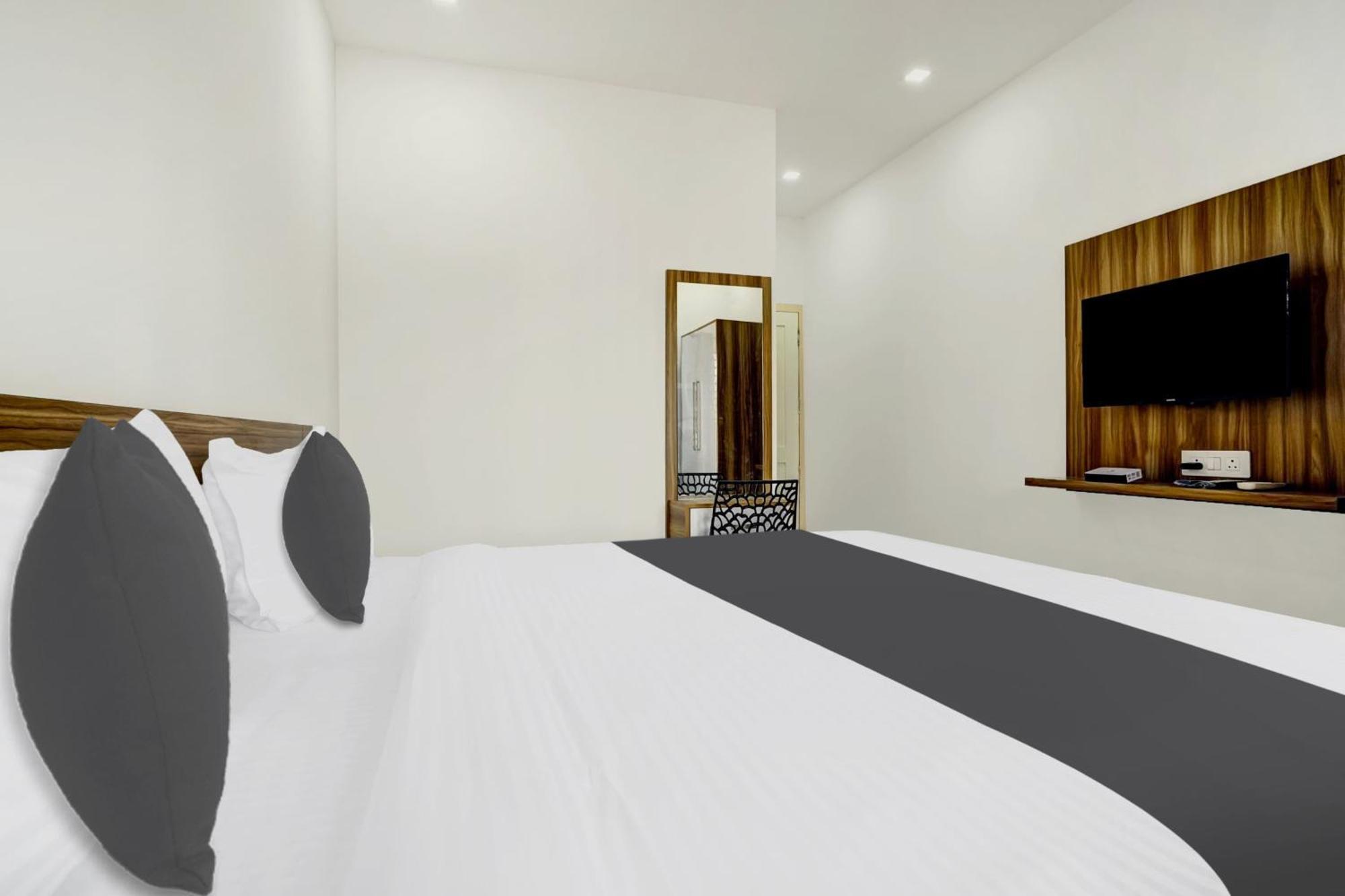 Hotel O Grand Parassini Pappinisseri Ngoại thất bức ảnh